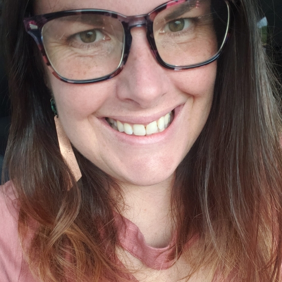 Meet your Posher, Lauren - Picture 3 of 5